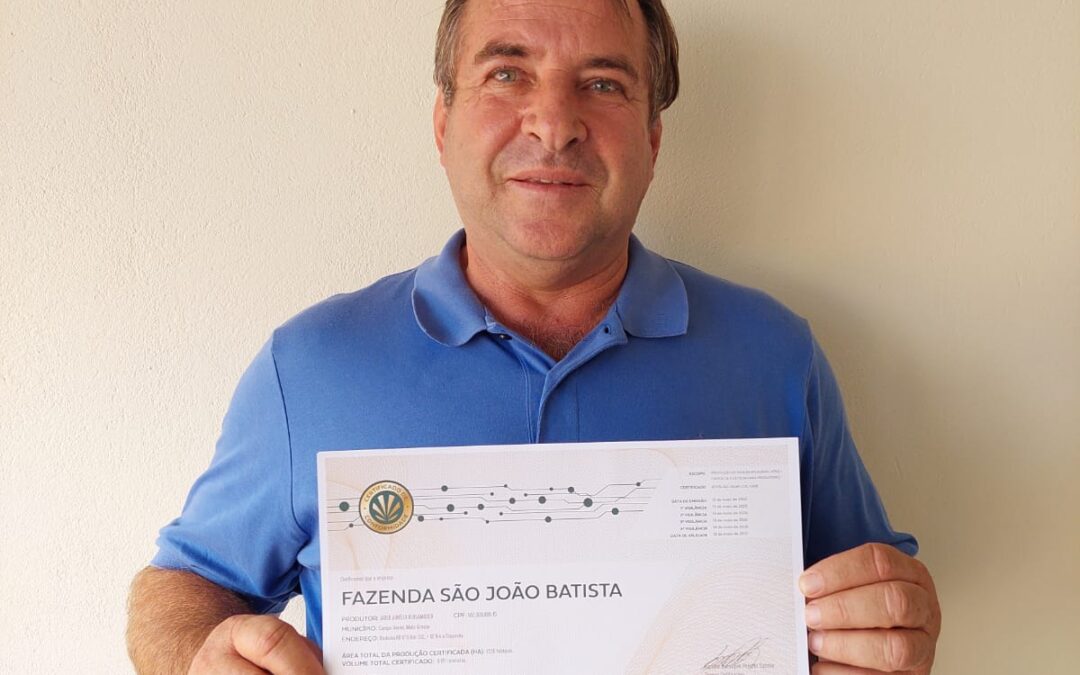 Produtor Jader Bergamasco com o certificado de Soja Responsável